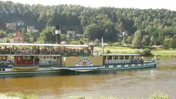 Foto: Dampfschiff auf der Elbe